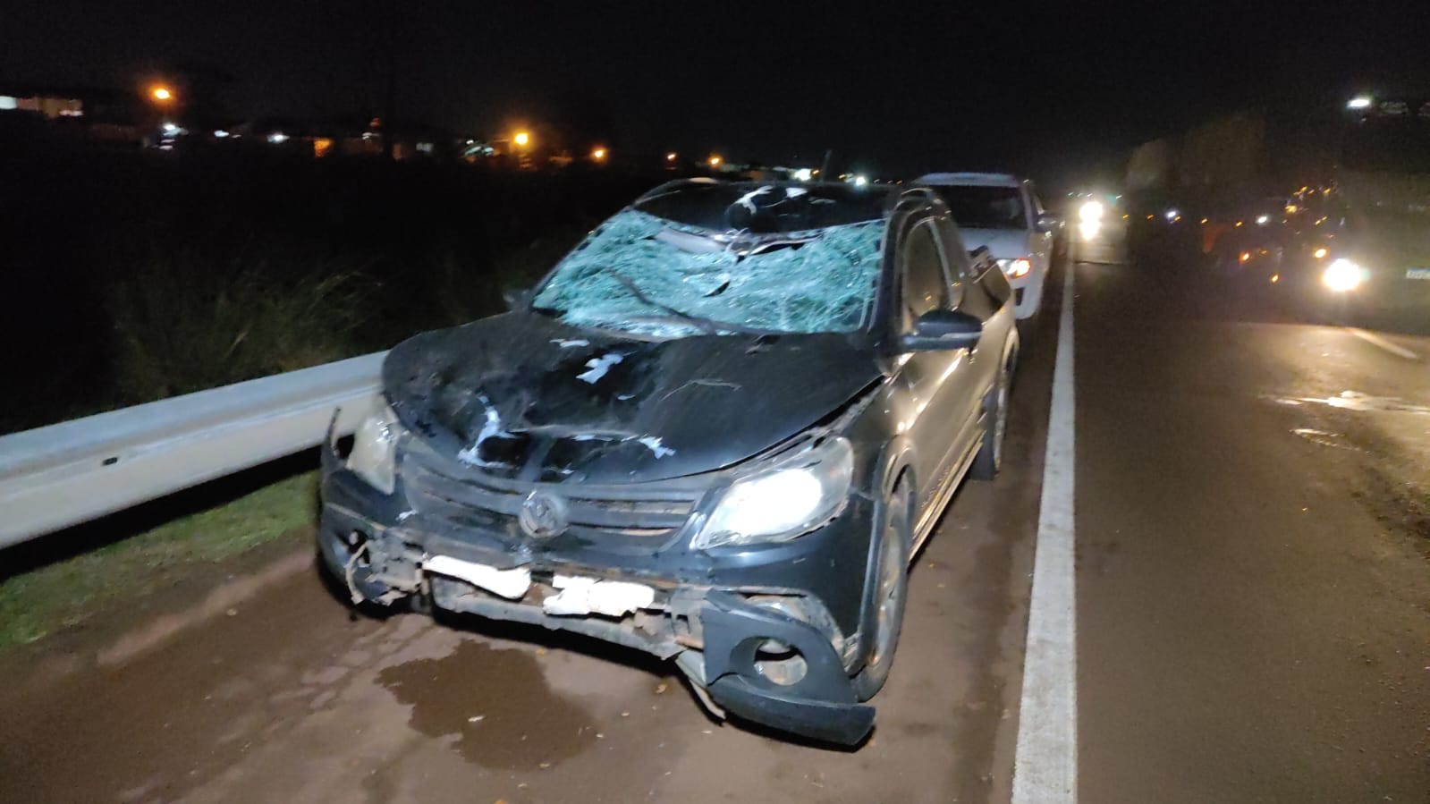 A frente do veículo ficou totalmente destruída - Fotos: Adilson Domingos