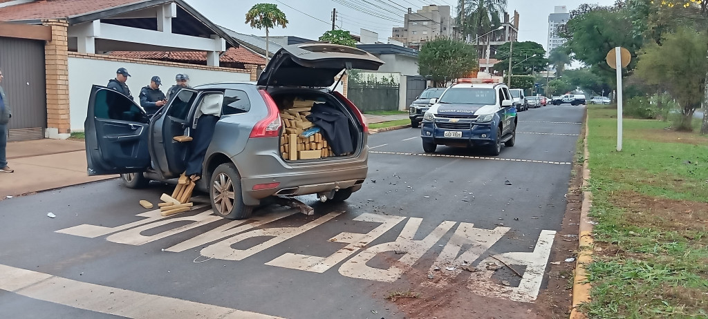 Carro foi abandonado pelo criminoso, que fugiu a pé; Foto: Leandro Holsbach/Ligado Na Notícia