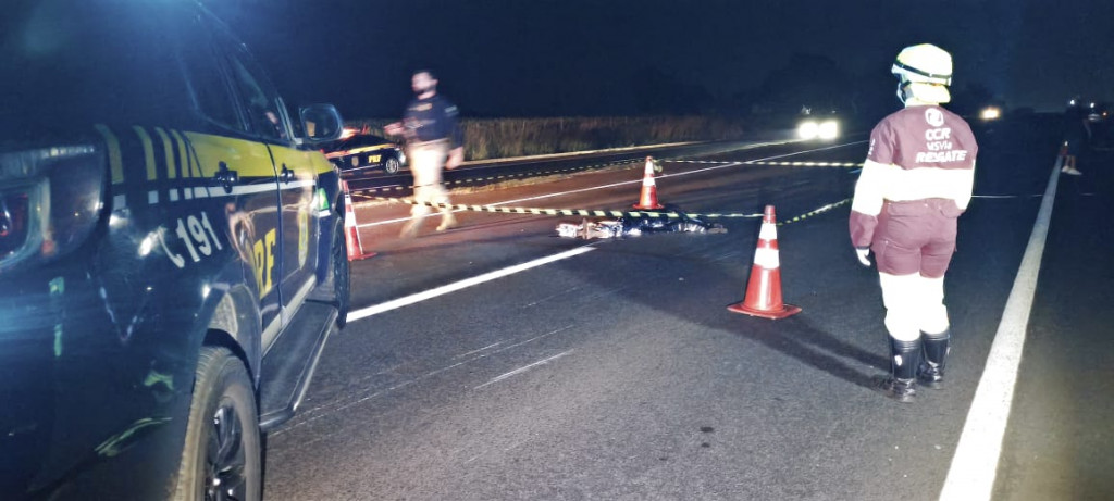 Jovem, que seguia na garupa da moto, morreu no local; Fotos: Sidnei Bronka/Ligado Na Notícia