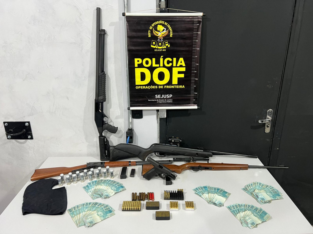 Armas, munições e dinheiro apreendidas na casa do homem de 33 anos; Foto: Divulgação/DOF