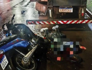 Motociclista fica ferida ao bater em caminhão parado em Ponta Porã