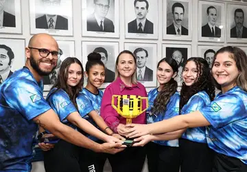 Vereadora Liandra homenageia equipe campeã no Torneio Nacional de Robótica do SESI