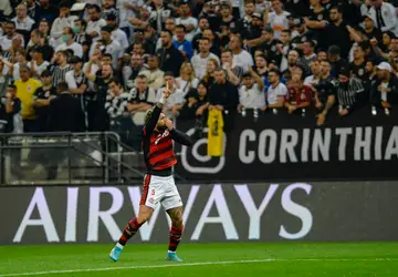 Com ajuda da arbitragem Flamengo bate Corinthians por 2 a 0 e abre ótima vantagem para o jogo de volta