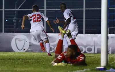 De virada, São Paulo vence Cruzeiro e enfrenta Palmeiras na semifinal da Copinha
