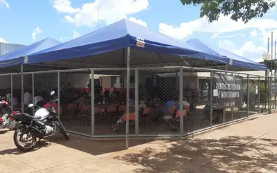 Prefeitura coloca tendas para atendimento da população no PAM e na UPA