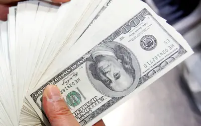 Dólar fecha praticamente estável em dia de feriado nos Estados Unidos