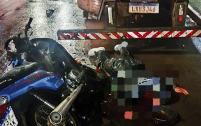 Motociclista fica ferida ao bater em caminhão parado em Ponta Porã